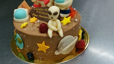 ４周年 宇宙人 オーダーケーキ 神戸岡本の洋菓子 オーダーケーキ販売 お菓子教室 L Atelier De Massa ラトリエ ドゥ マッサ